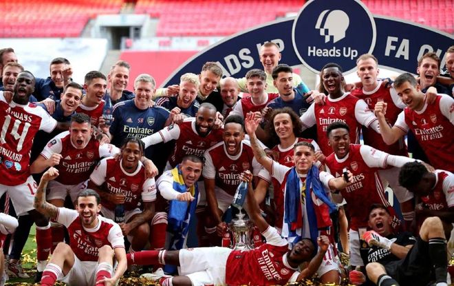 皇马本泽马梅开二度助球队取胜