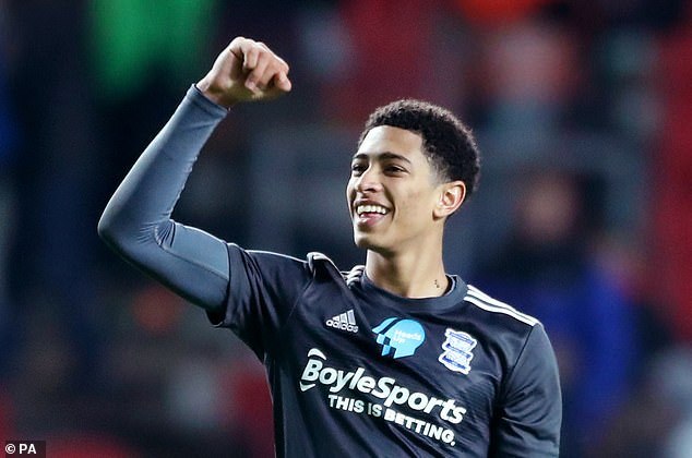 皇马16岁天才首获一线队征召！后防告急 卡斯蒂利亚新星临危受命