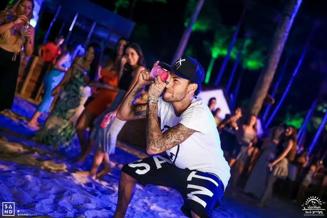 国际米兰连胜，齐沃调整团队，迪乌夫证明实力，马丁内斯复出，球队士气回升。