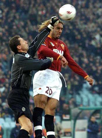 英国女歌手利帕现场观看阿根廷国家德比，并与里克尔梅合影