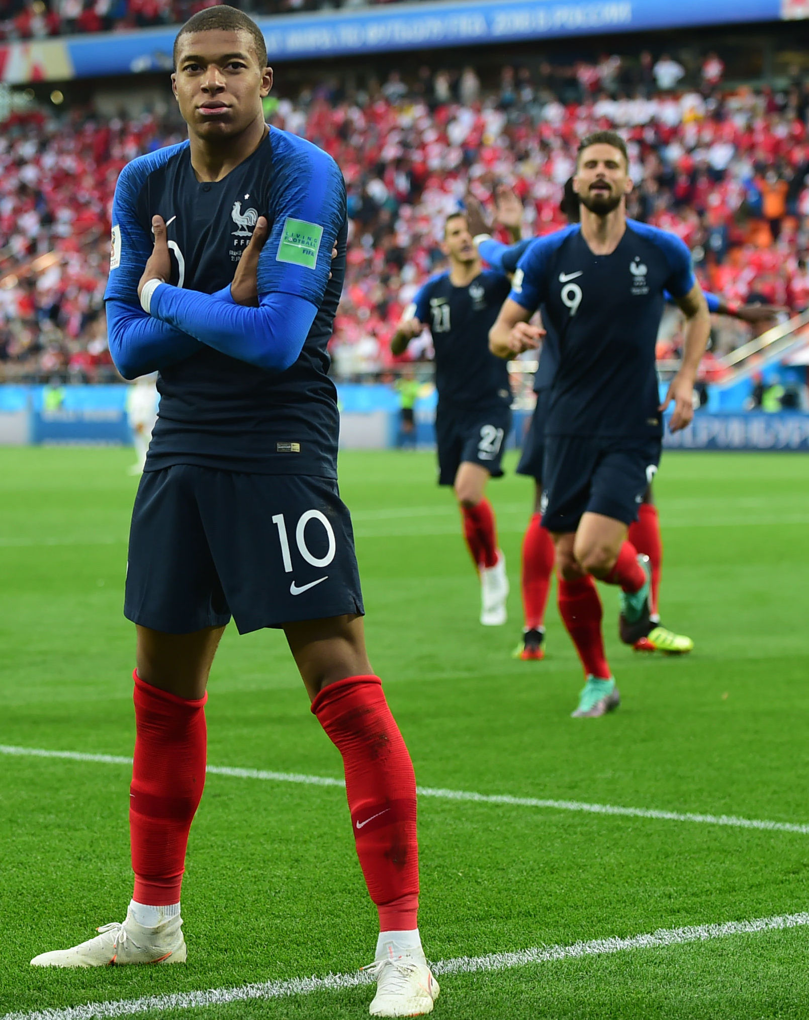 火力全开！孙颖莎王楚钦直落三局击败法国组合，助中国队先拿3分