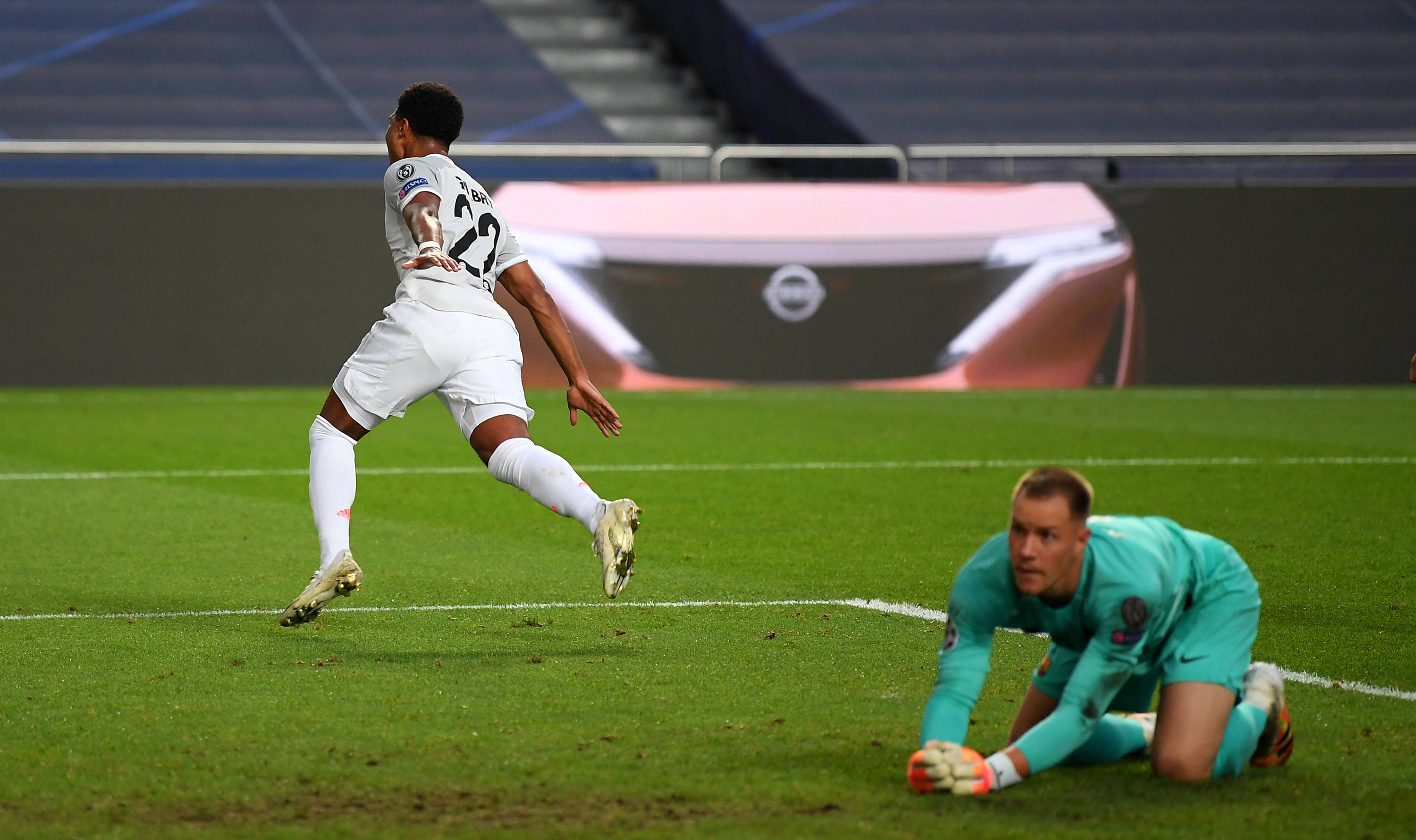 陈威vs柔佛新山半场数据：贡献5次扑救，评分暂为全场最高