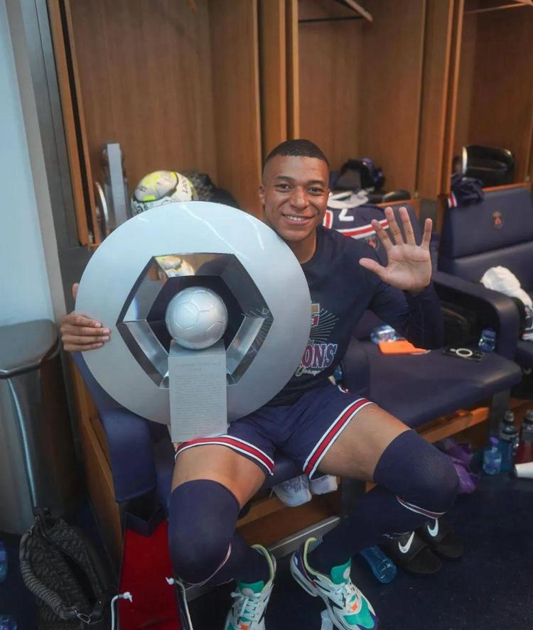 图片报评拜仁13名外租球员：帕利尼亚、努贝尔等4人大获成功